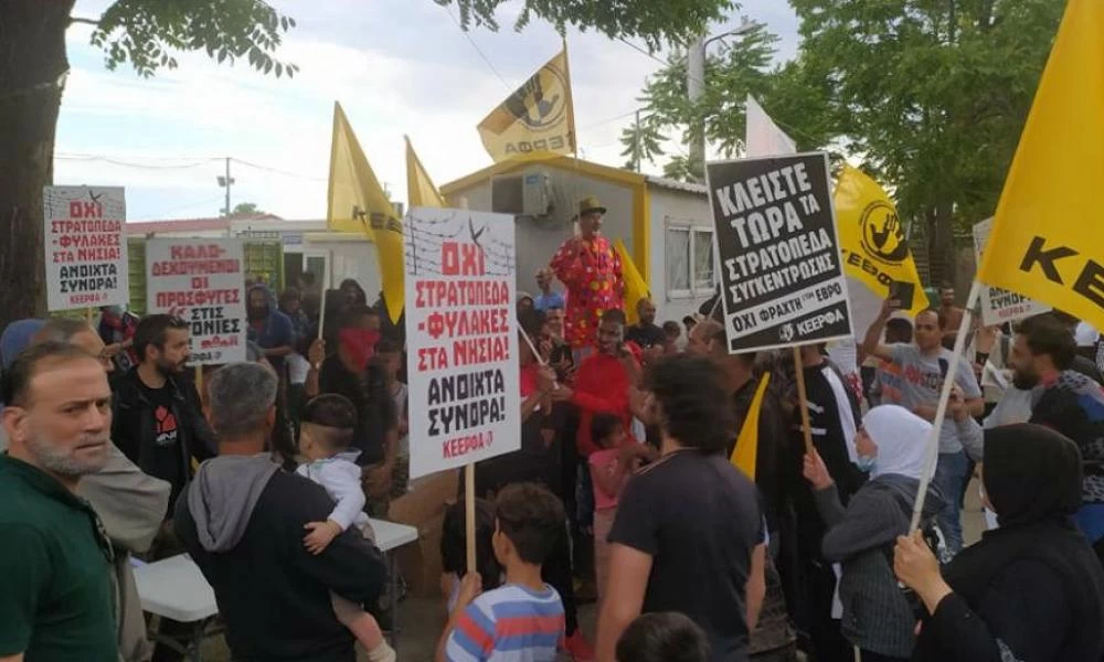Συγκέντρωση μεταναστών έξω από τη δομή του Ελαιώνα - Ζητούν σπίτια να στεγαστούν
